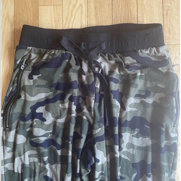 Ardene Cropped Camo Super Soft Joggers - Picture 3 of 6